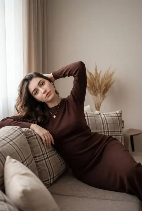 A gentle monologue on the sofa in a lazy afternoon