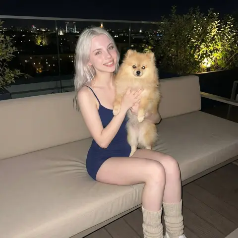 A heartwarming moment of healing with a Pomeranian in my arms at night