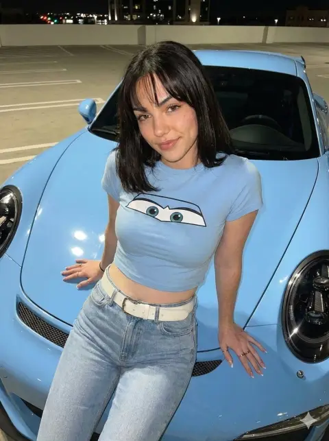 A night encounter between a blue Porsche and a sweet and cool girl