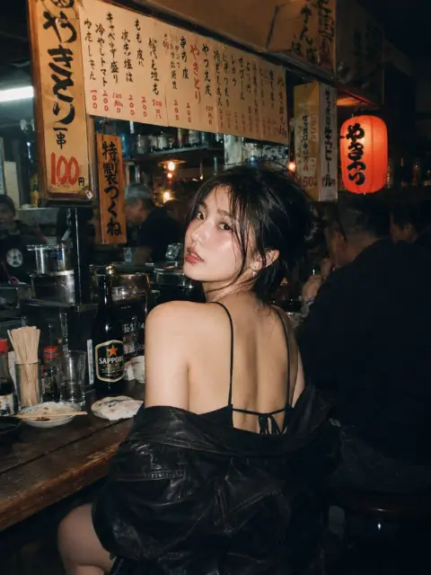 A photo of an East Asian beauty in red in an izakaya with a movie-like atmosphere