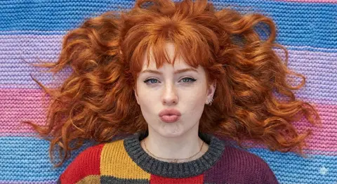 A red-haired girl’s rainbow knitting dream