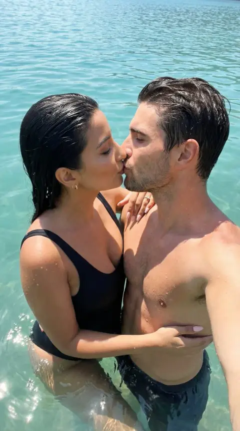 A tender kiss in the shallow turquoise sea