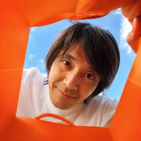 Creative cute portrait advertising blockbuster from shopping bag perspective