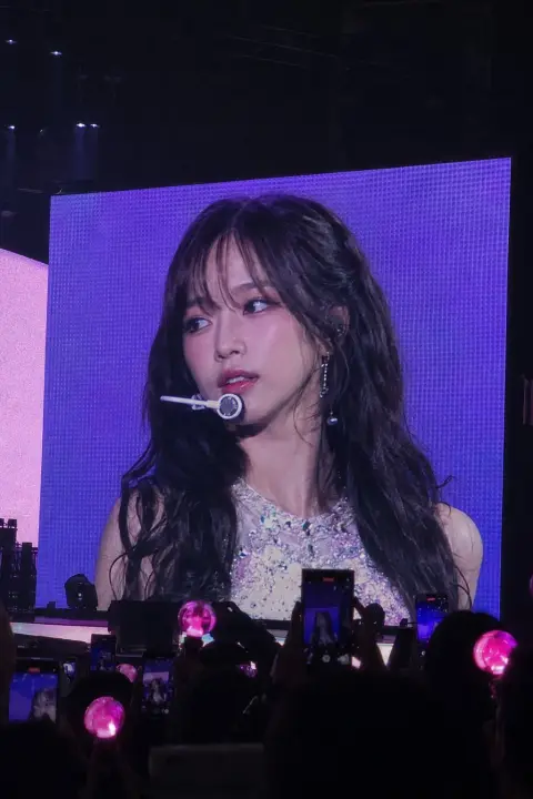 Korean idol concert big screen broadcast effect