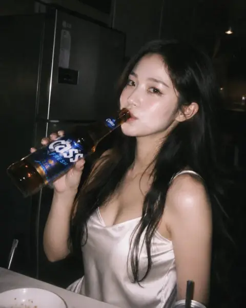 Korean night chef beautiful woman beer captured blockbuster