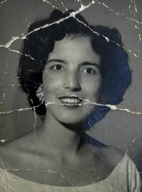 Old photo restoration high-definition mirror portrait