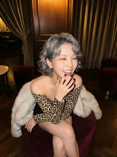 Old Shanghai style silver gray curly hair