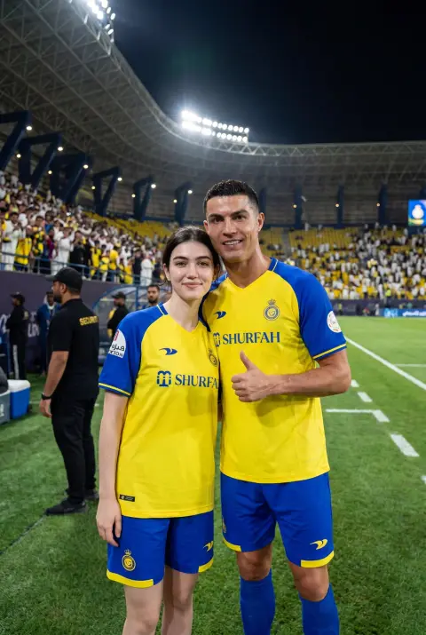 Photos of female fans taking photos with Ronaldo in the football stadium