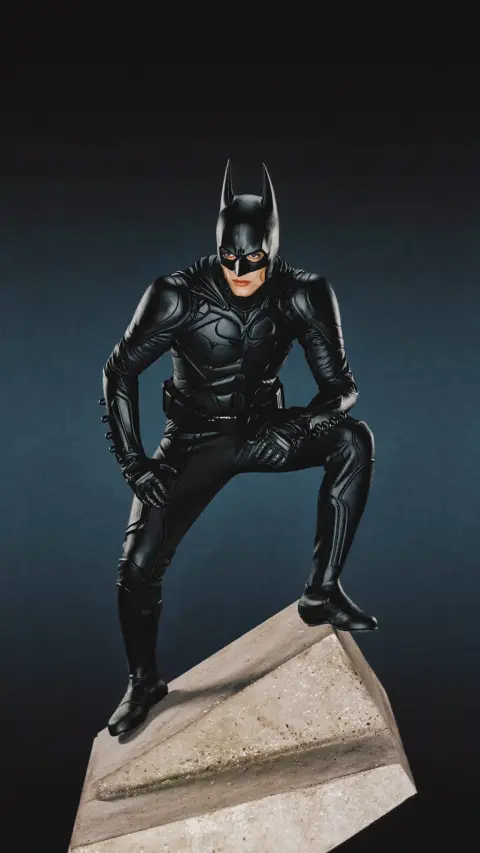 POSE LIKE A KNIGHT