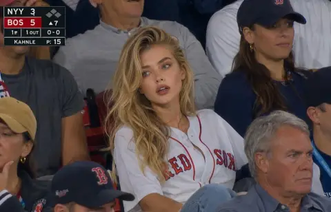Realistic pictures captured in the auditorium of the baseball live broadcast stands
