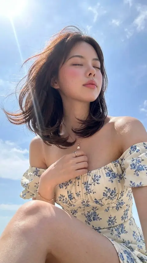 Summer clear and Korean girly mobile phone photography portrait