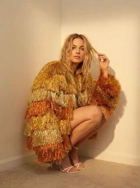 The golden tassel coat curled up in the corner is a fashion blockbuster