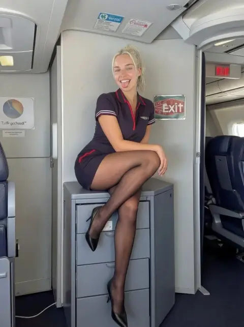 The healing moment when a playful stewardess sticks out her tongue and acts cute at an altitude of 10,000 meters.