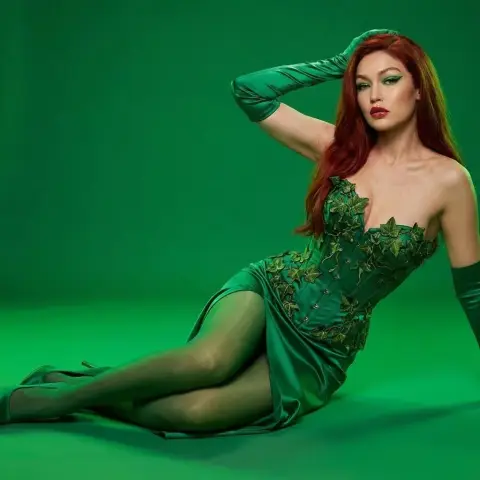 The red-haired beauty wrapped in emerald vines
