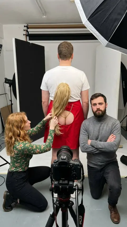 The secret behind the hilarious behind-the-scenes reveal of a man with a waist disguised as a beautiful woman