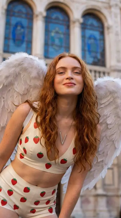 White Wings Redhead Sweetheart's Strawberry Latex Temptation