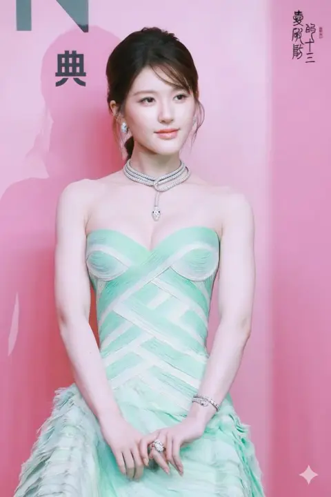 Zhao Lusi's mint green feather dress stunning jewelry dinner