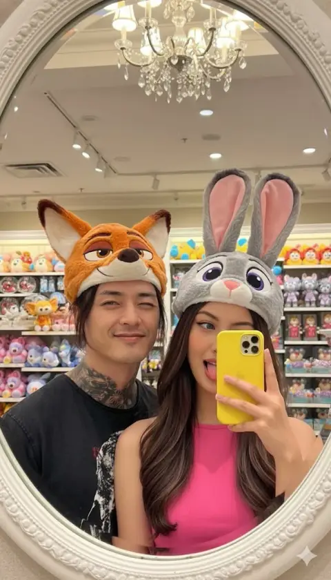 Zootopia couple takes sweet selfie in the mirror in ultra-clear 8K quality