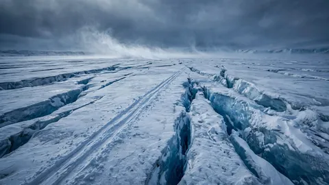 The Ice Splits to the Horizon